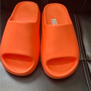 Yeezy Slide in Enflame Orange